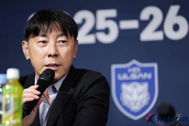 2025~2026 아시아축구연맹(AFC) 챔피언스리그 출전팀 기자회견에 참석한 신태용 울산 HD 감독. /사진=한국프로축구연맹 제공