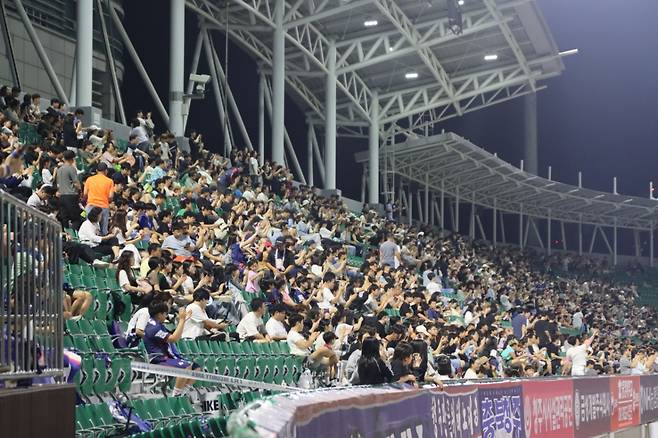 청주종합운동장을 찾은 팬들. /사진=충북청주FC 제공