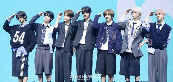 그룹 아이딧이 15일 서울 광진구 예스24라이브홀에서 진행된 첫 번째 미니 앨범 '아이 디드 잇.(I did it.)' 발매 기념 쇼케이스에서 포즈를 취하고 있다. /2025.09.15 /사진=김휘선 hwijpg@