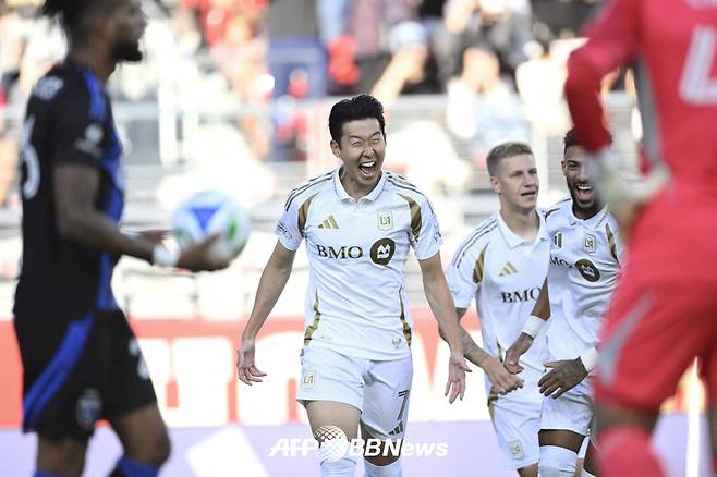 로스앤젤레스(LA)FC 손흥민이 14일 미국 리바이스 스타디움에서 열린 산호세 어스퀘이크스와의 미국 프로축구 메이저리그사커(MLS) 정규리그 원정경기에서 골을 터뜨린 뒤 기뻐하고 있다. /AFPBBNews=뉴스1
