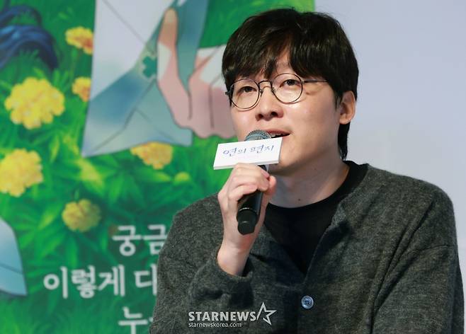 (서울=뉴스1) 권현진 기자 = 김용환 감독이 15일 서울 송파구 롯데월드시네마에서 열린 애니메이션 영화 '연의 편지' 시사회 및 기자간담회에 참석해 인사말을 하고 있다.  '연의 편지'는 책상 서랍에서 우연히 의문의 편지를 발견하게 된 전학생 ‘소리’가 편지 속 힌트로 이어지는 다음 편지들을 찾아가며 벌어지는 이야기를 담았다. 2025.9.15/뉴스1  Copyright (C) 뉴스1. All rights reserved. 무단 전재 및 재배포,  AI학습 이용 금지. /사진=(서울=뉴스1) 권현진 기자