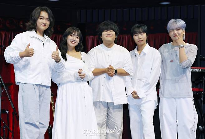 유다빈밴드가 15일 오후 서울 강서구 스카이아트홀에서 진행된 두 번째 정규 앨범 ‘코다’([CODA]) 발매기념 쇼케이스에서 포즈를 취하고 있다.   1집 이후 4년만의 정규 앨범인 ‘코다’는 두 개의 챕터로 나뉘어 하나의 유기적인 ‘연극’을 테마로 소개되며, 총 11곡이 수록된다. /2025.09.15 /사진=이동훈 photoguy@