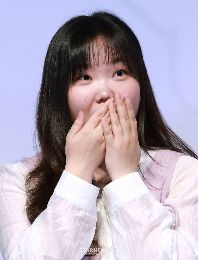 (서울=뉴스1) 권현진 기자 = 가수 이수현이 15일 서울 송파구 롯데월드시네마에서 열린 애니메이션 영화 '연의 편지'(감독 김용환) 시사회 및 기자간담회에 참석해 매력을 발산하고 있다.  '연의 편지'는 책상 서랍에서 우연히 의문의 편지를 발견하게 된 전학생 ‘소리’가 편지 속 힌트로 이어지는 다음 편지들을 찾아가며 벌어지는 이야기를 담았다. 2025.9.15/뉴스1  Copyright (C) 뉴스1. All rights reserved. 무단 전재 및 재배포,  AI학습 이용 금지. /사진=(서울=뉴스1) 권현진 기자