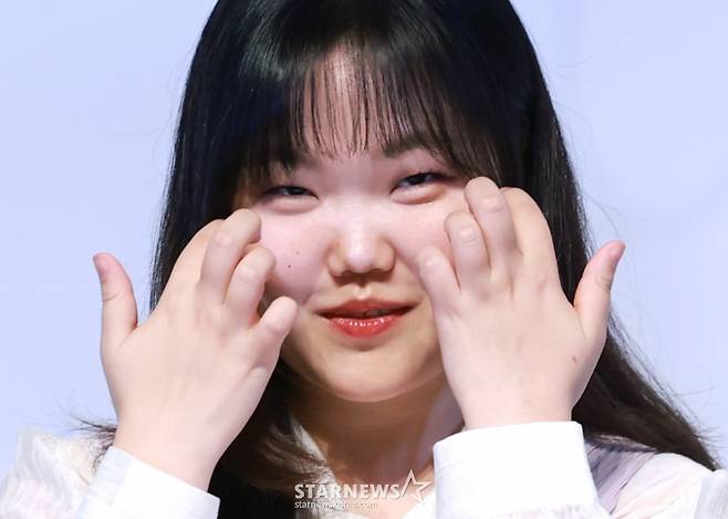 (서울=뉴스1) 권현진 기자 = 가수 이수현이 15일 서울 송파구 롯데월드시네마에서 열린 애니메이션 영화 '연의 편지'(감독 김용환) 시사회 및 기자간담회에 참석해 미소를 짓고 있다.  '연의 편지'는 책상 서랍에서 우연히 의문의 편지를 발견하게 된 전학생 ‘소리’가 편지 속 힌트로 이어지는 다음 편지들을 찾아가며 벌어지는 이야기를 담았다. 2025.9.15/뉴스1  Copyright (C) 뉴스1. All rights reserved. 무단 전재 및 재배포,  AI학습 이용 금지. /사진=(서울=뉴스1) 권현진 기자