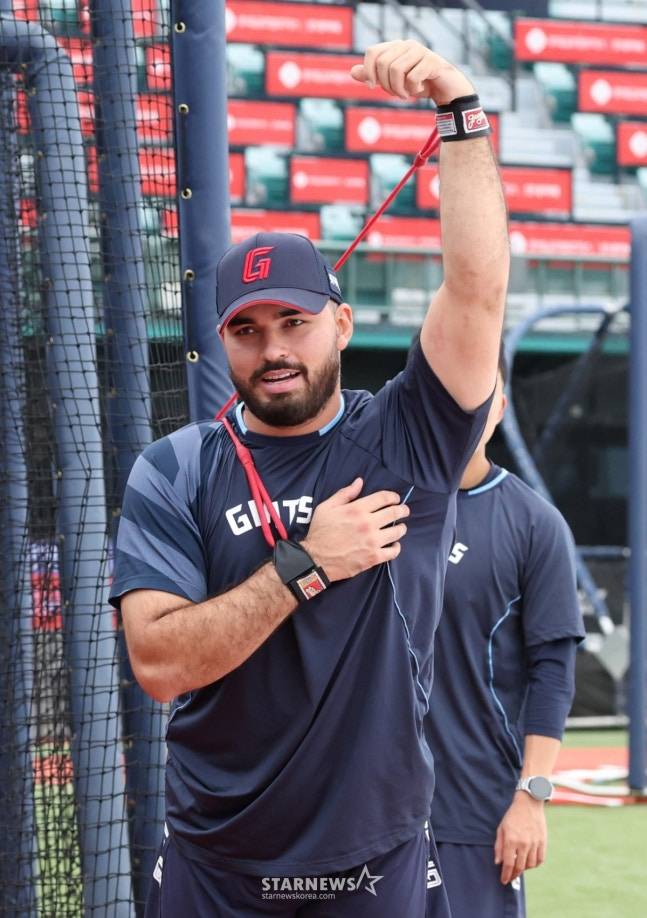롯데 감보아가 경기를 앞두고 팔 운동을 하고 있다. /사진=김진경 대기자