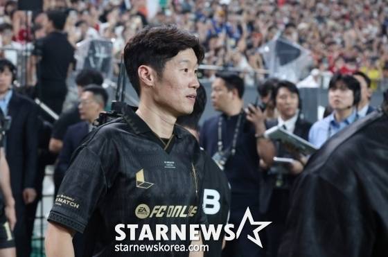 박지성이 지난 13일 서울월드컵경기장에서 열린 '2025 아이콘 매치: 창의 귀환, 반격의 시작' 메인 매치에서 그라운드를 바라보고 있다. /사진=김진경 대기자