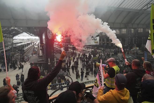프랑스 '모든 것을 막자' 시위대가 지난 9월 10일(현지시간) 리옹 기차역을 점거하고 시위를 벌이고 있다. [사진 | 뉴시스]