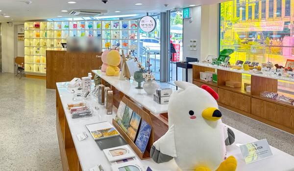 지상 1층에는 굿즈숍 '팔도보석 상점'을 운영한다 / 송요셉 기자