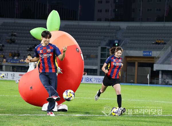 수원FC, 생명나눔 홍보대사 성해은 & 남윤수 시축.