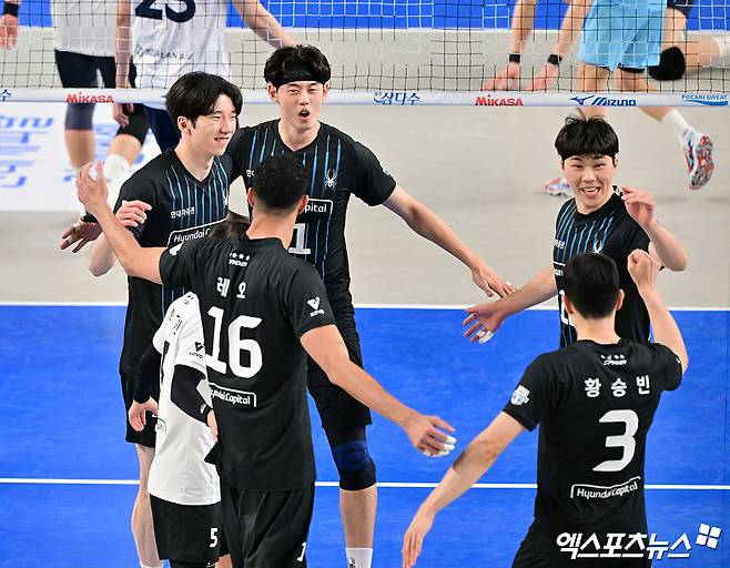 1일 오후 충남 천안유관순체육관에서 열린 ‘도드람 2024-2025 V-리그’ 현대캐피탈과 대한항공의 챔피언결정전 1차전 경기, 현대캐피탈 선수들이 득점 후 기뻐하고 있다. 엑스포츠뉴스 DB
