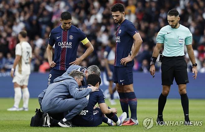 그라운드에 주저앉은 PSG의 이강인 [로이터=연합뉴스]