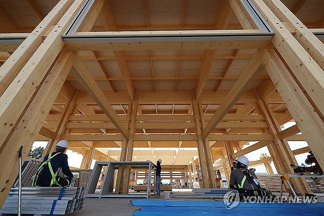 경주 APEC 앞두고 만찬장 조성 공사 한창 (경주=연합뉴스) 윤관식 기자 = 지난달 21일 경북 경주시 경주국립박물관에서 언론인 초청 APEC 현장 준비 상황 설명회가 열린 가운데 APEC 정상회의 만찬장 조성 공사가 진행되고 있다. 2025.8.21 psik@yna.co.kr