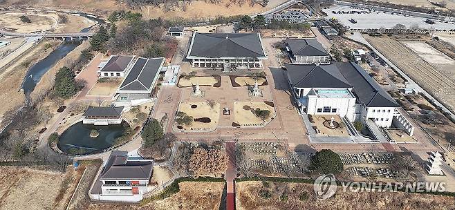 경주박물관, APEC 정상회의 만찬장으로 잠정 결정 (경주=연합뉴스) 윤관식 기자 = 지난달 14일 경북도 APEC 준비지원단 등에 따르면 아시아태평양경제협력체(APEC) 정상회의 만찬장이 경주박물관 마당 중앙에 조성되는 것으로 잠정 결정됐다.
사진은 경북 경주시 경주박물관 전경. 2025.1.14 psik@yna.co.kr