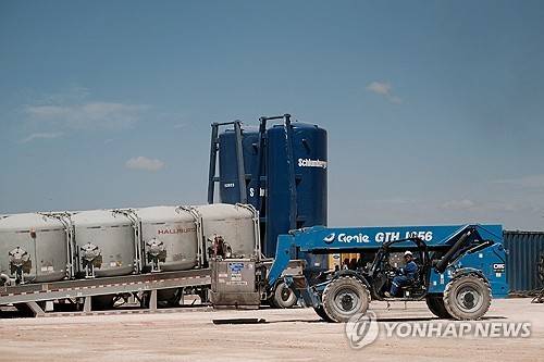 석유 탐사 현장에서 일하는 쉐브론 직원들 (미들랜드 <미국 텍사스주> 로이터=연합뉴스) 2019년 8월 22일 미국 텍사스주 미들랜드 근처에서 석유업체 '쉐브론'의 직원들이 유전 시추업체 '핼리버튼'과 '슐룸버거'의 장비를 활용해 작업하고 있다. (REUTERS/Jessica Lutz/File Photo) 2025.9.15.