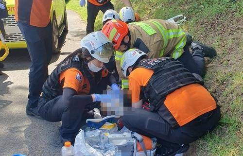 골프장에서 전처 살해 뒤 자해…응급처치 중인 구급대원들 [경남소방본부 제공. 재판매 및 DB 금지]