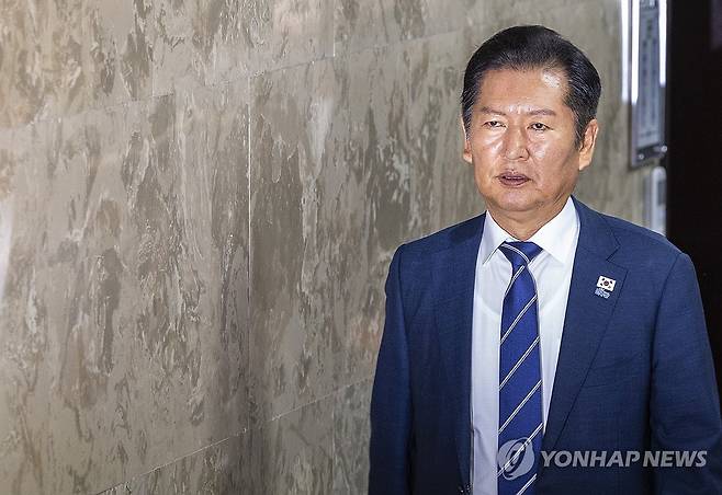 비공개 의원총회 향하는 정청래 (서울=연합뉴스) 황광모 기자 = 더불어민주당 정청래 대표가 11일 국회 본회의를 앞두고 열린 비공개 의원총회에 입장하고 있다. 2025.9.11 hkmpooh@yna.co.kr