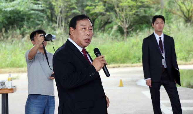 "조용히 하세요" (세종=연합뉴스) 양영석 기자 = 최민호 세종시장이 15일 세종보 가동 찬성 측 집회에 참석해 자신의 발언 도중 끼어드는 반대 측 인사를 향해 조용히 해달라고 말하고 있다. 2025.9.15