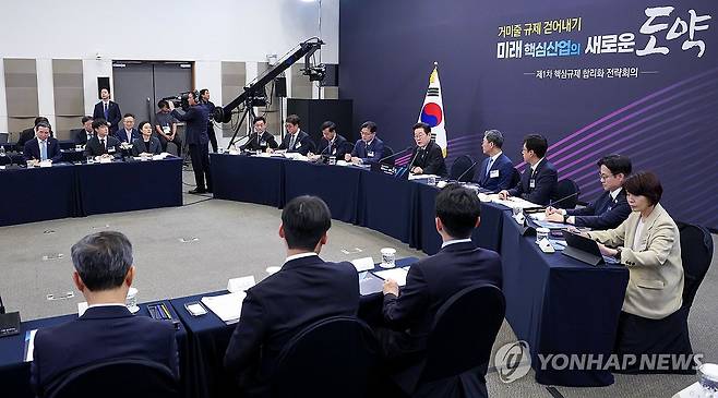 불필요한 규제 철폐를 위한 첫걸음, 제1차 핵심규제 합리화 전략회의 (서울=연합뉴스) 김도훈 기자 = 15일 서울 성북구 한국과학기술연구원(KIST)에서 이재명 대통령 주재로 제1차 핵심규제 합리화 전략회의가 진행되고 있다. 2025.9.15 [대통령실통신사진기자단] superdoo82@yna.co.kr