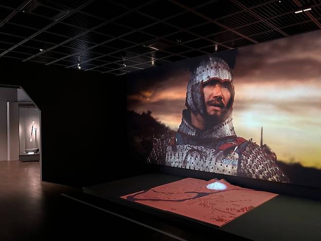 영상으로 만나는 475년 전투      (공주=연합뉴스) 김예나 기자 = 15일 충남 공주 국립공주박물관에서 선보인 '한성, 475 - 두 왕의 승부수' 특별전에서 백제와 고구려 간 전투를 담은 영상이 공개되고 있다. 2025.9.15
    yes@yna.co.kr