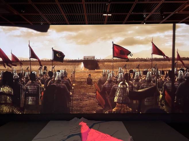 영상으로 만나는 475년 전투      (공주=연합뉴스) 김예나 기자 = 15일 충남 공주 국립공주박물관에서 선보인 '한성, 475 - 두 왕의 승부수' 특별전에서 백제와 고구려 간 전투를 담은 영상이 공개되고 있다. 2025.9.15
    yes@yna.co.kr