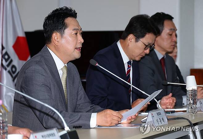 발언하는 장동혁 대표 (부산=연합뉴스) 손형주 기자 = 국민의힘 장동혁 대표가 15일 부산 수영구 남천동 부산시당에서 열린 현장최고위원회에서 발언하고 있다. 2025.9.15 handbrother@yna.co.kr