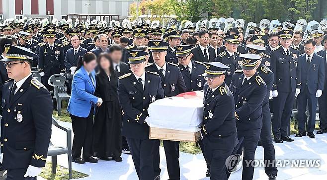 갯벌 고립 노인 구하다 숨진 고 이재석 경사 영결식 엄수 (인천=연합뉴스) 임순석 기자 = 15일 인천 서구 인천해양경찰서에서 엄수된 '해양경찰관 고(故) 이재석 경사 영결식'에서 고인의 영정과 운구 행렬이 영결식장을 떠나고 있다. 2025.9.15 [공동취재] soonseok02@yna.co.kr