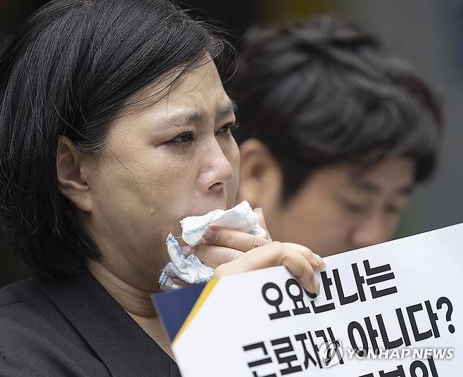 눈물 흘리는 고 오요안나 씨의 어머니 장연미 씨 (서울=연합뉴스) 황광모 기자 = 19일 서울 중구 서울고용노동청 앞에서 열린 MBC 기상캐스터였던 고(故) 오요안나씨 특별감독결과 규탄 기자회견에서 오씨의 어머니 장연미 씨가 눈물을 흘리고 있다.
    이날 회견에서 오씨의 어머니 장 씨는 오씨가 근로기준법상 근로자로 인정되지 않는다는 고용노동부의 특별근로감독 결과에 대해 "절대로 받아들일 수 없다"고 밝혔다. 2025.5.19 hkmpooh@yna.co.kr