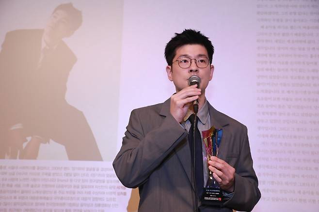 최인호청년문화상 수상 소감 밝히는 장기하 제3회 최인호청년문화상을 받은 가수 겸 음악감독 장기하가 15일 오후 서울 서대문구 예술극장 필름포럼에서 열린 시상식에서 수상 소감을 말하고 있다. [쿨투라문화예술연구소 제공. 재판매 및 DB 금지]