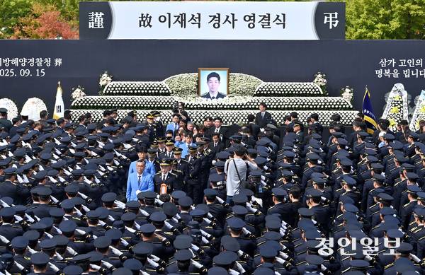 지난 15일 인천시 서구 인천해양경찰서에서 엄수된 ‘해양경찰관 고(故) 이재석 경사 영결식’에서 고인의 영정과 운구 행렬이 영결식장을 떠나고 있다. 2025.9.15 /김용국기자 yong@kyeongin.com