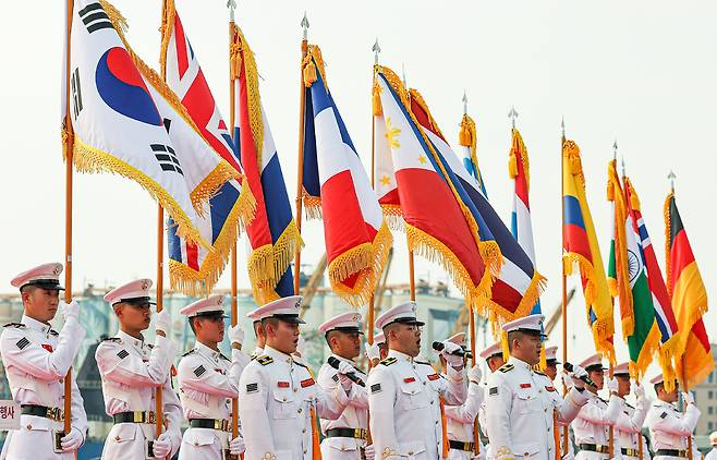 ▲ 지난 15일 인천 내항 8부두 특설무대에서 열린 '제75주년 인천상륙작전 전승 기념식'에 참여한 해병 군악대가 애국가를 부르고 있다. /이호윤 기자 256@incheonilbo.com