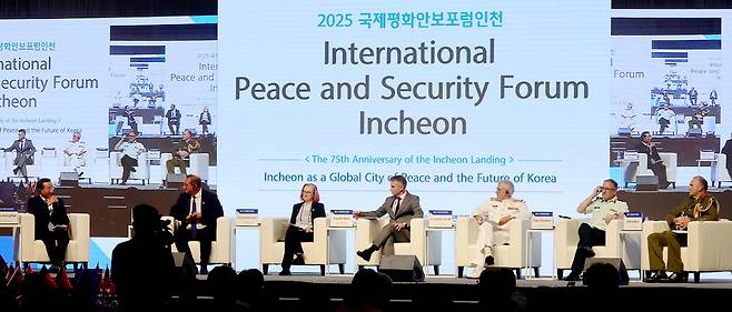 ▲ 송도컨벤시아에서 열린 2025국제안포보럼에 참석한 유정복인천시장이 세션을 진행하고 있다. /양진수기자 photosmith@incheonilbo.com