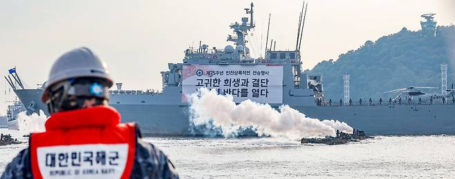 ▲ 지난 15일 인천 내항 8부두 특설무대에서 열린 '제75주년 인천상륙작전 전승 기념식'에서 인천상륙작전 재연행사가 진행되고 있다. /이호윤 기자 256@incheonilbo.com