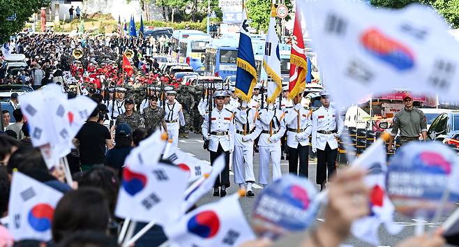 ▲ 지난 14일 인천 중구 우현로 일대에서 열린 '75 인천상륙작전 기념주간행사 퍼레이드'를 찾은 시민들이 행진을 보며 환호하고 있다. 이번 퍼레이드는 참전용사, 해군·해병대·수도군단 군악대·의장대, 해병대전우회, 해병대대, 보훈단체, 국민운동단체, 일반시민 등 2000여명이 참여했다. /이호윤 기자 256@incheonilbo.com