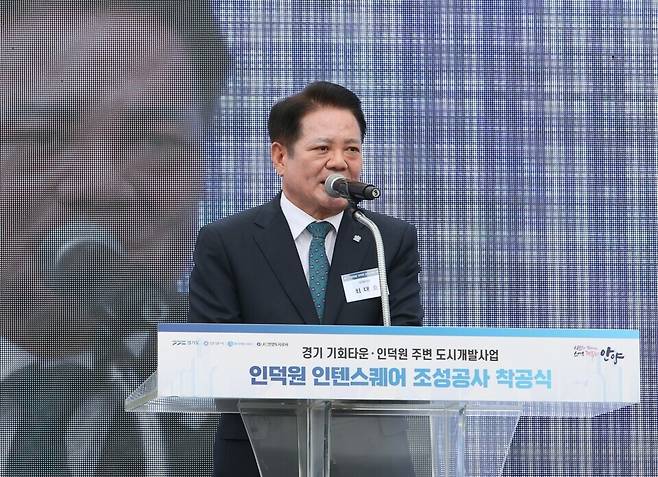 ▲ 최대호 안양시장이 16일 인텐스퀘어 착공식에서 인사말을 하고 있다./사진제공=안양시