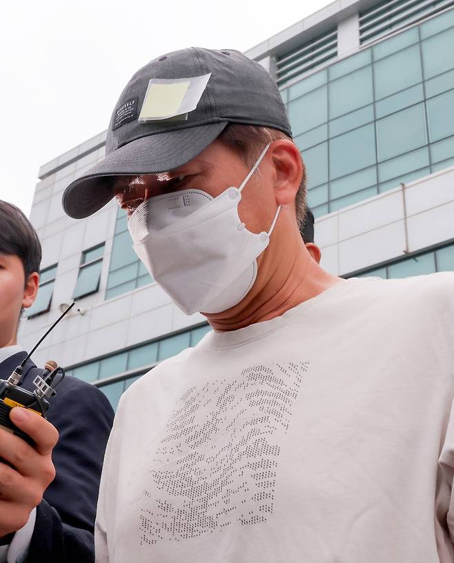 ▲ 지난 11일 틱톡커로 알려진 20대 여성 B씨를 폭행하고 살해해 살인 및 시체유기 혐의를 받고 있는 A씨가 16일 오후 구속 전 피의자 심문에 출석하기 위해 용인동부경찰서로 나오고 있다. /전광현 기자 maggie@incheonilbo.com