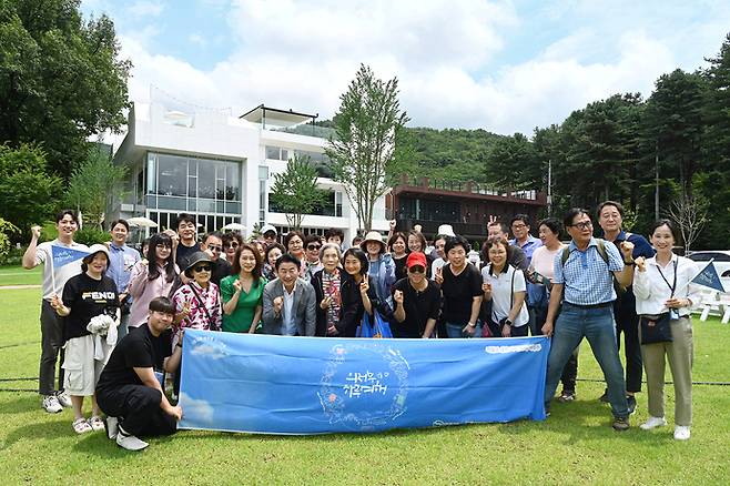김동근 의정부시장이 지난해 7월 유명 연예인들과 함께 '의정부하루여행'에 참여해 단체로 기념 촬영을 하고 있다. 사진=의정부시청