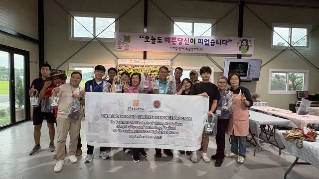 ▲ 태국 치앙마이 농업기술대학 관계자들이 제54년차 전국영농학생축제가 열리고 있는 청주농업고를 방문해 한국 농업 교육 현장을 둘러봤다./청주농업고 제공
