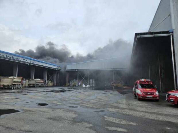 소방당국이 16일 광양 도이동 광양성황산단 내 알루미늄 폐자재가 보관된 창고에서 진화 작업을 펼치고 있다. 화재는 지난 13일 오전 8시 30분께 발생해 나흘째 이어지고 있다.  <광양소방 제공>