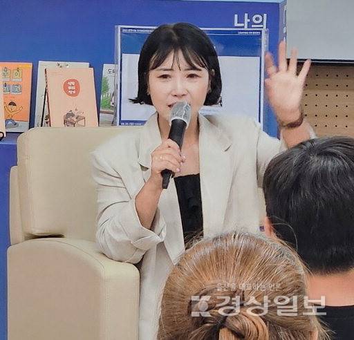 ▲ 하미라 작가가 작품에 대해 설명하고 있다.