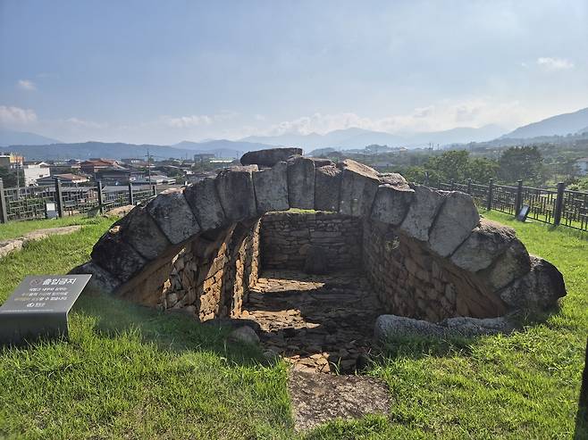 현존하는 최고의 석빙고인 청도 석빙고가 자연석으로 이루어진 홍예의 자태를 자랑하고 있다. /심한식 기자