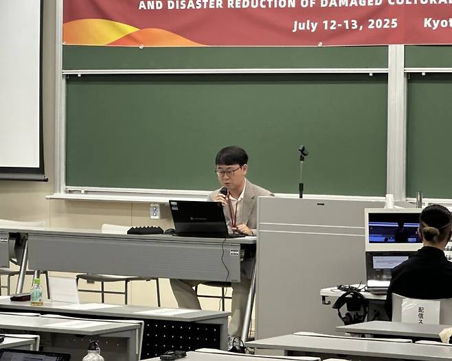 지난 7월 12일 열린 교토 리쓰메이칸대학 제19회 문화유산과 역사 도시 재해 저감 심포지엄에서 경주 신라문화유산연구원 김형석 연구원이 발표하고 있다. /단정민기자