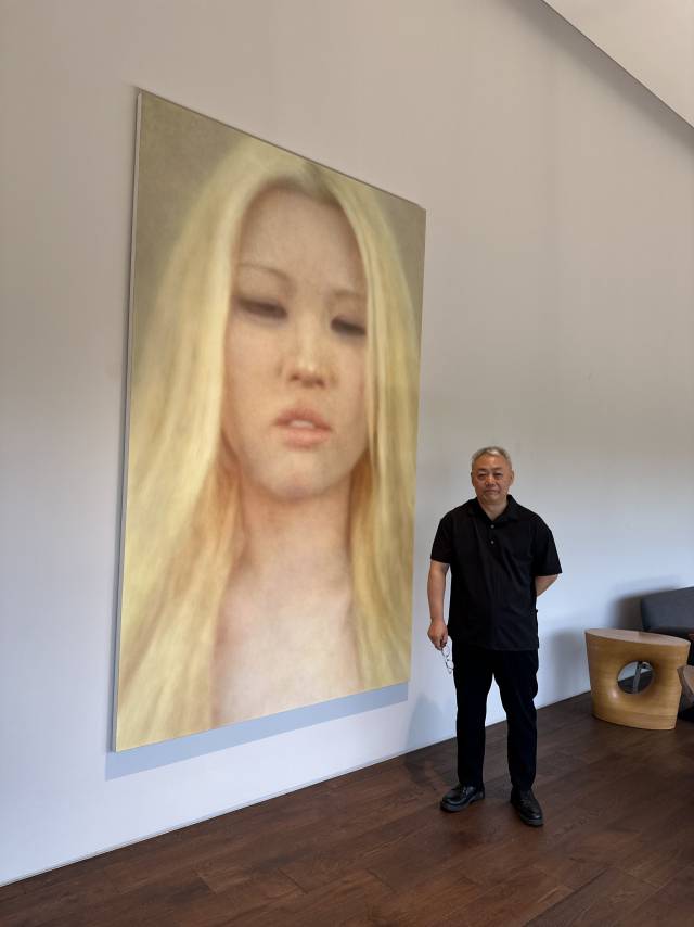 조현화랑 전시장에서 이광호 작가. 김은영 기자 key66@