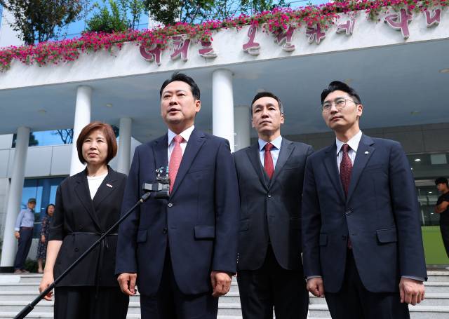 국민의힘 장동혁 대표가 14일 오전 부산 강서구 세계로교회 예배에 참석 하기 전 취재진 질문에 답하고 있다.