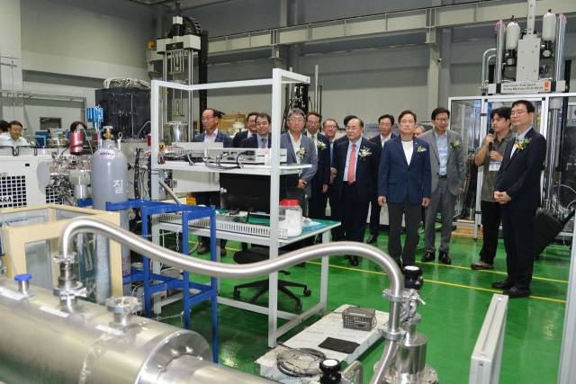 부산은 R＆D, 울산과 경남은 이를 실증하는 구조로 미래 모빌리티 시장을 선도한다는 계획이다. 지난해 9월 열린 친환경 수소연료선박 R＆D 플랫폼센터 개소식. 부산시 제공