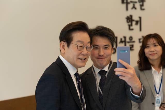 이재명 대통령이 16일 정부세종청사에서 공무원들과 오찬 후 기념촬영을 하고 있다. 연합뉴스