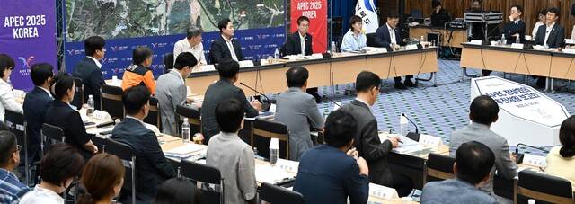이철우 경북도지사가 지난 8월14일 경주 보문관광단지 내 경북문화관광공사 대회의실에서 2025 APEC 정상회의 준비 상황 점검 두 번째 회의를 주재하고 있다. 이 지사는 이날 안전과 서비스 개선 관련 준비 상황을 점검했다. 이 지사는 17일 같은 장소에서 세 번째 현장 종합점검회의를 주재할 예정이다. 경북도 제공.