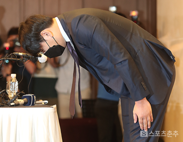 강정호가 2년전 기자회견 때 공식 사과하는 장면(사진=스포츠춘추 DB)