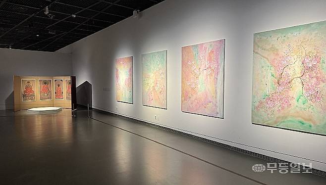 시립미술관 '장미 토끼 소금: 살아있는 제의'전 속 이수경 작가의 '오! 장미여'(오른쪽)와 '이동식 사원'.