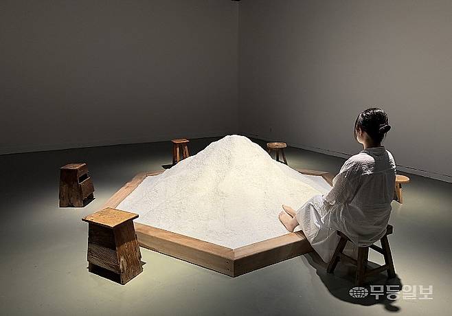 시립미술관 '장미 토끼 소금: 살아있는 제의'전 속 김주연의 '기억 지우기'.