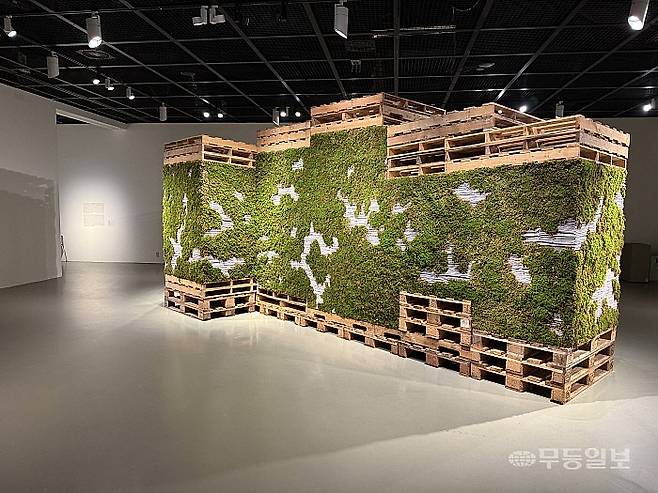 시립미술관 '장미 토끼 소금: 살아있는 제의'전 속 김주연의 '이숙'.